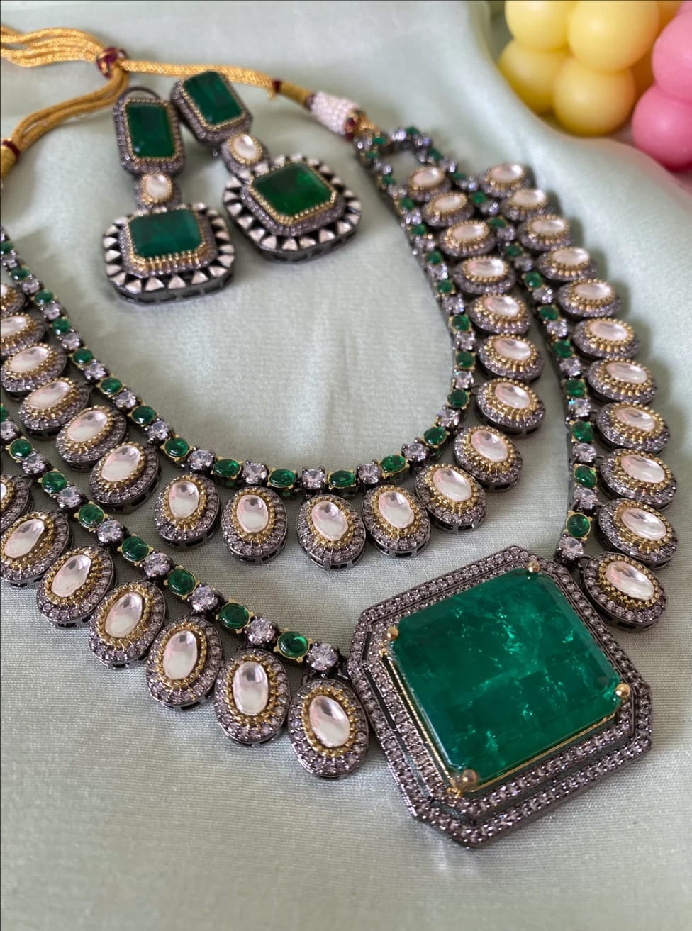 Victorian Premium Emerald Green Necklace With Earrings - Image 2