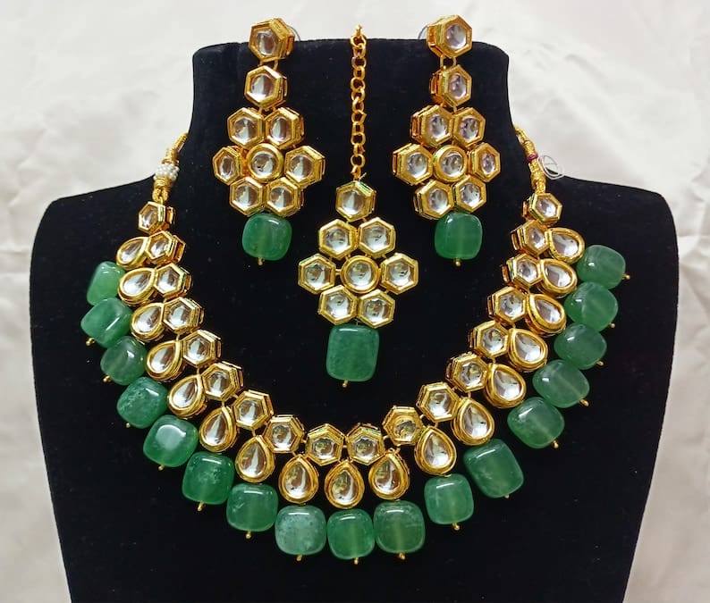 Elegant Kundan Choker Necklace With Green Stone - Image 2