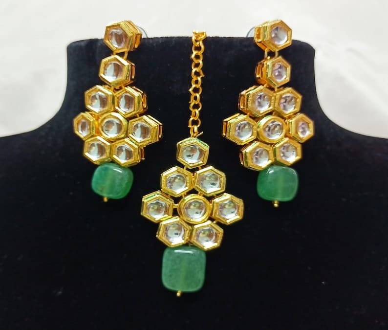 Elegant Kundan Choker Necklace With Green Stone - Image 5