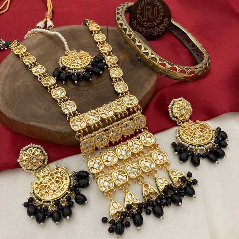 Gold Plated Delicate Kundan Set With Earrings - Image 3