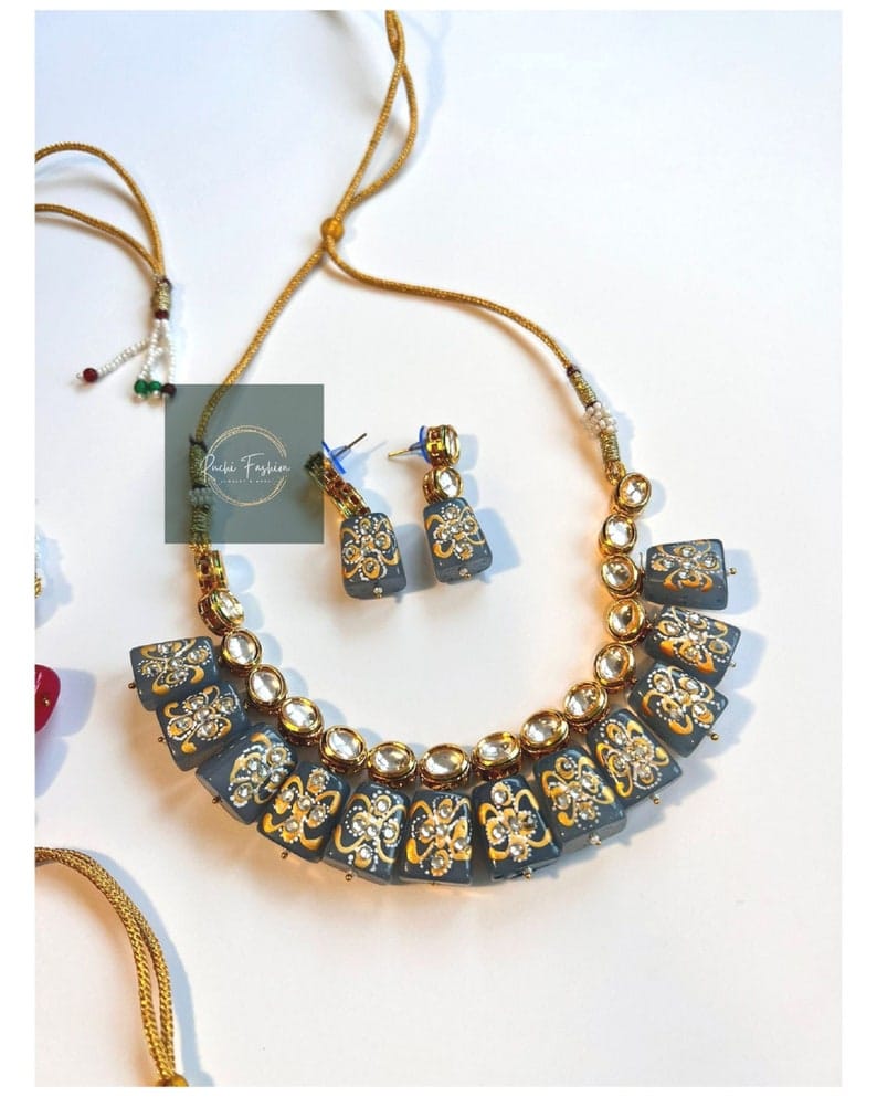 Gold Plated Kundan Necklace Set With Earrings - Image 2
