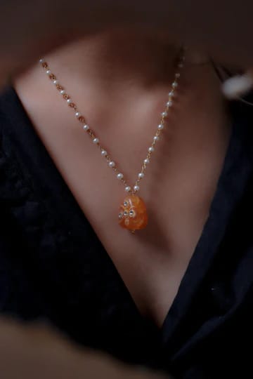 Fine White Pearls Necklace With Orange Middle Stone - Image 2