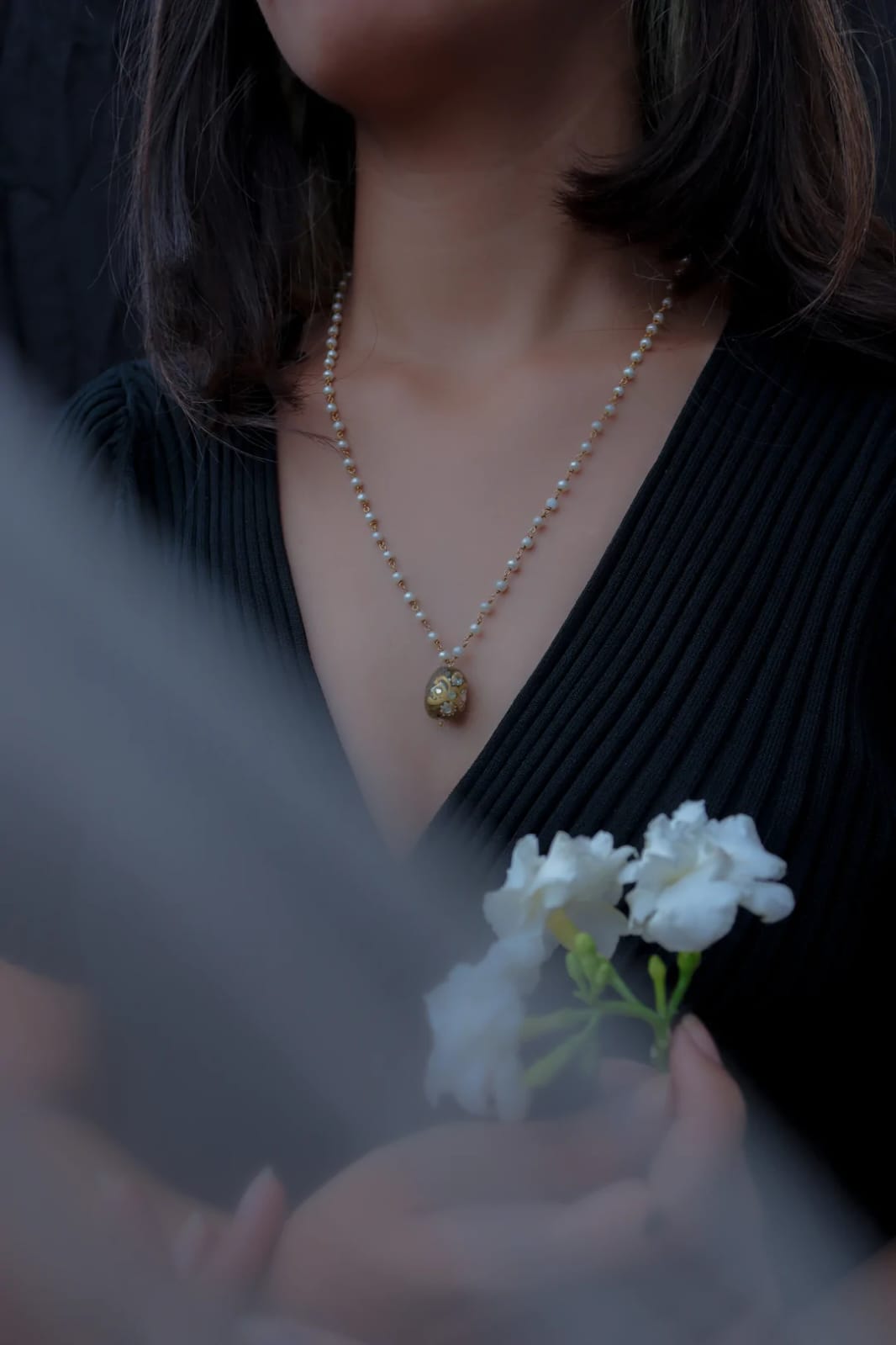 Fine White Pearls Necklace With Green Middle Stone