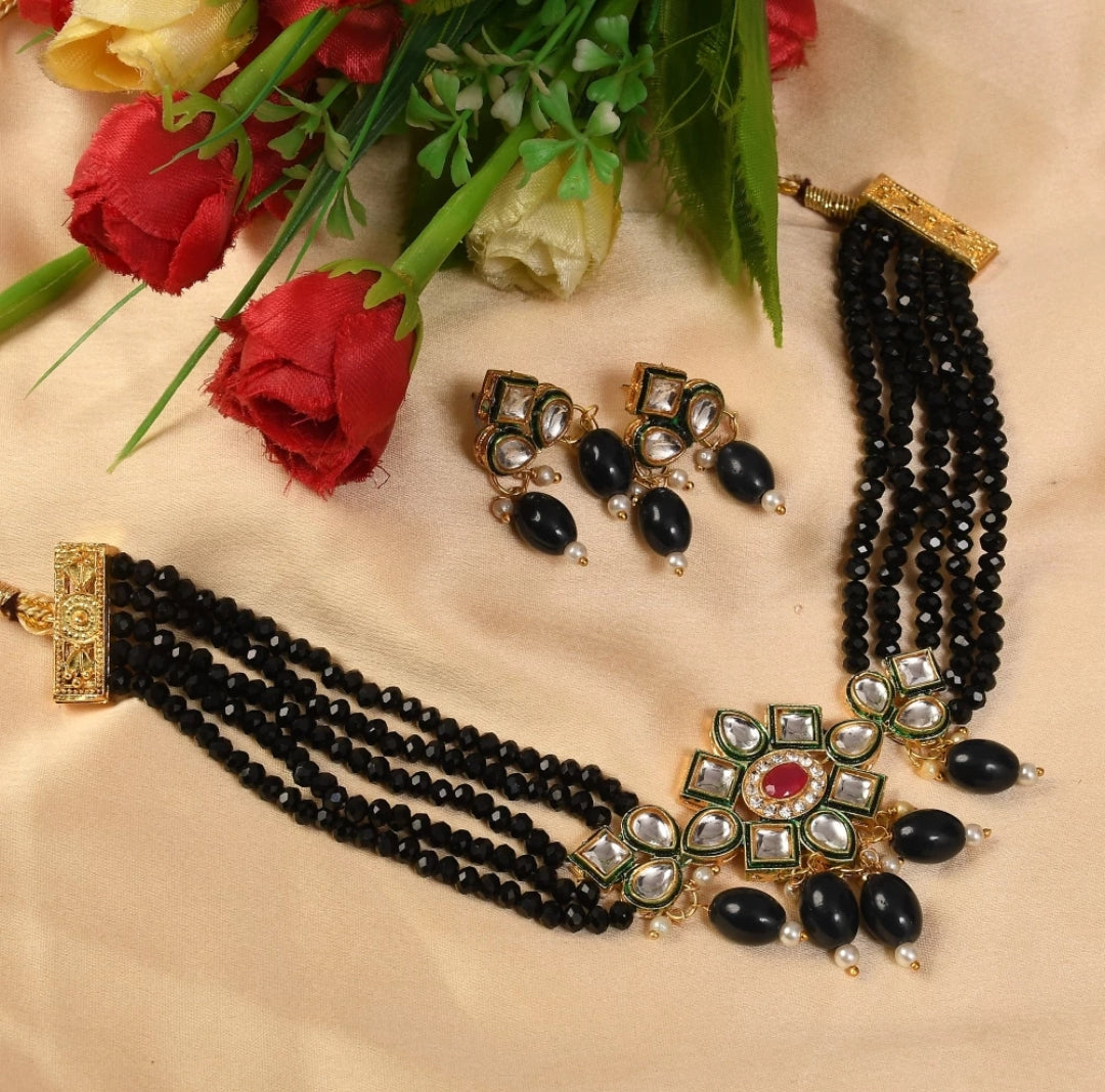 Elegant Kundan Necklace With Earrings - Image 2