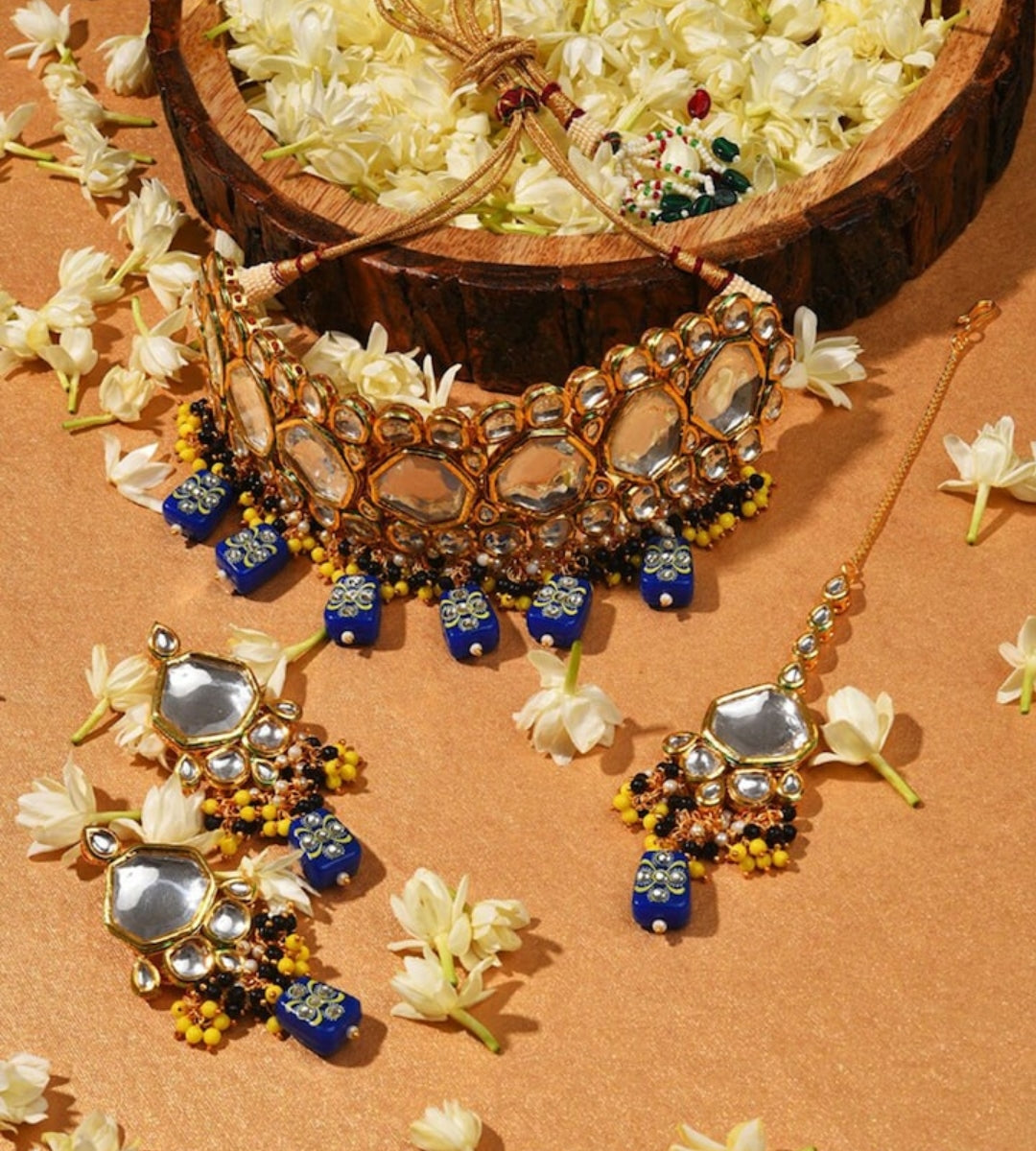 Elegant Kundan Necklace With Earrings & Maangtika