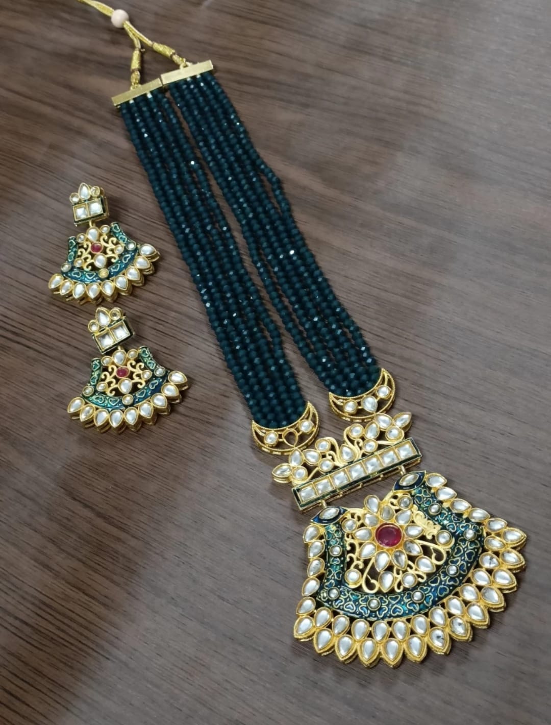 Stunning Kundan Necklace Set Earrings - Image 5