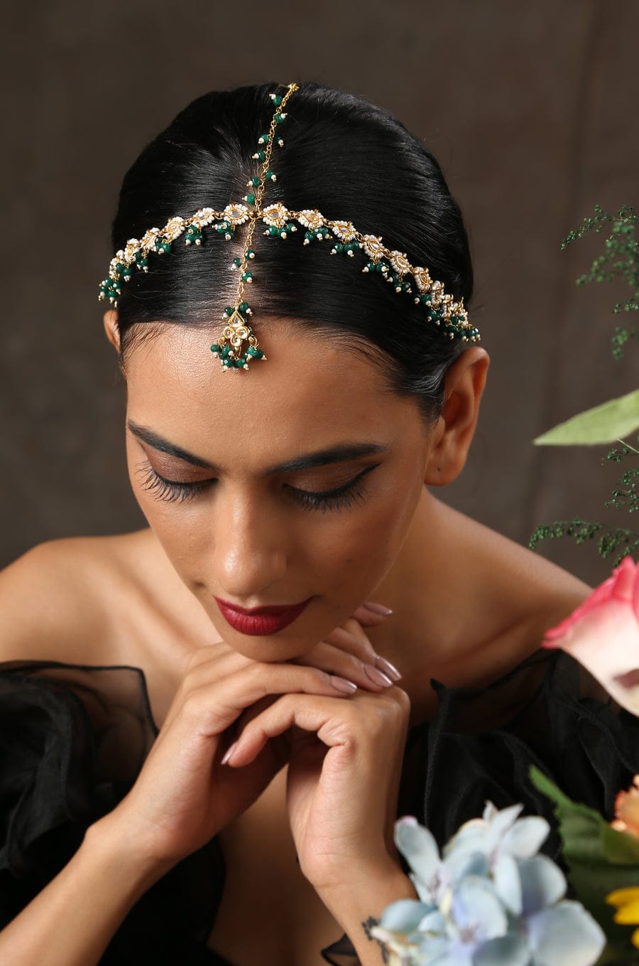 Gold-Plated White Kundan-Studded & Pearl Beaded Hair Band Mathapatti - Image 3