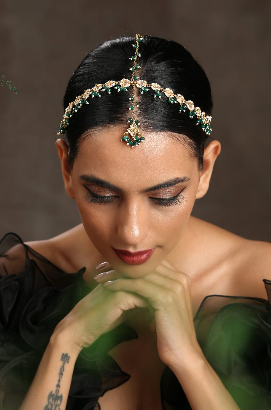 Gold-Plated White Kundan-Studded & Pearl Beaded Hair Band Mathapatti - Image 4