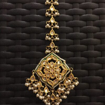 Gold-Plated White Kundan-Studded & Pearl Beaded Maangtika
