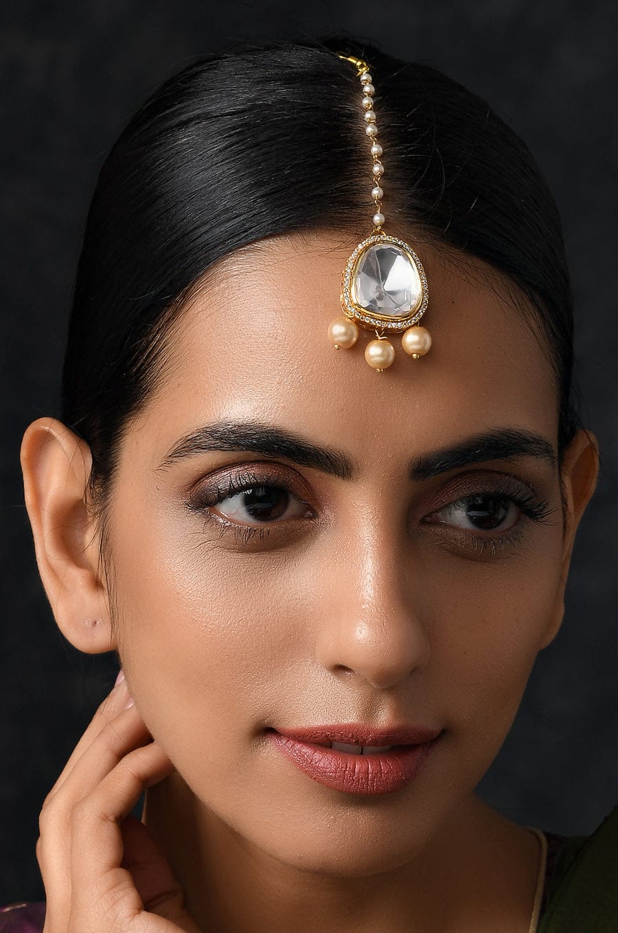 Gold Finish White Kundan Maangtika - Image 3