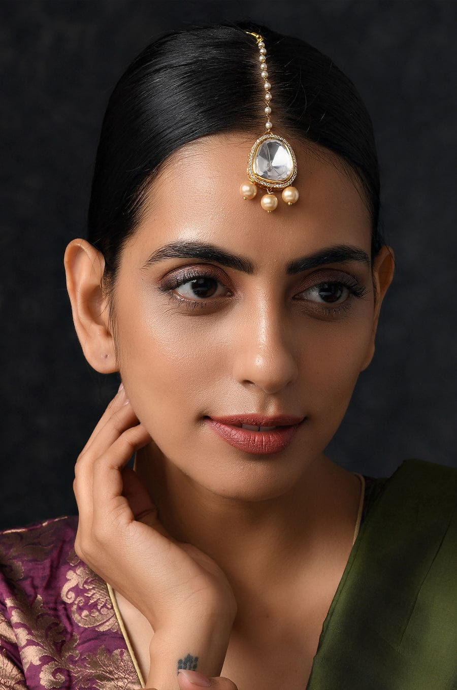 Gold Finish White Kundan Maangtika - Image 2