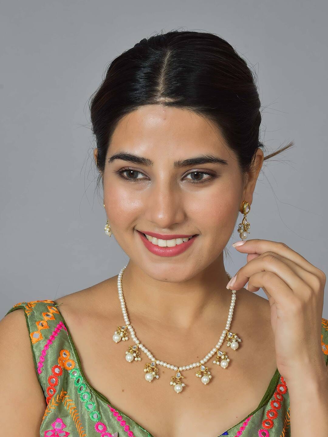 Gold-Plated White Kundan Studded & Beaded Jewellery Set - Image 5