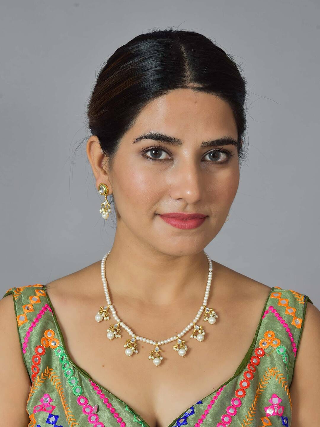 Gold-Plated White Kundan Studded & Beaded Jewellery Set - Image 4