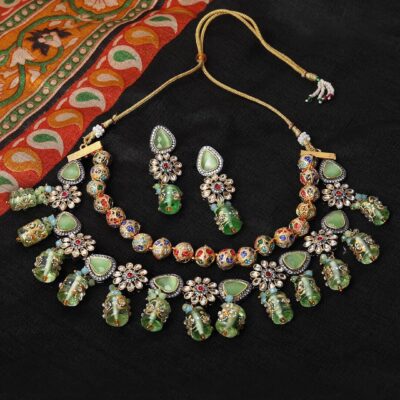 Women Green Kundan Studded Jewellery Set