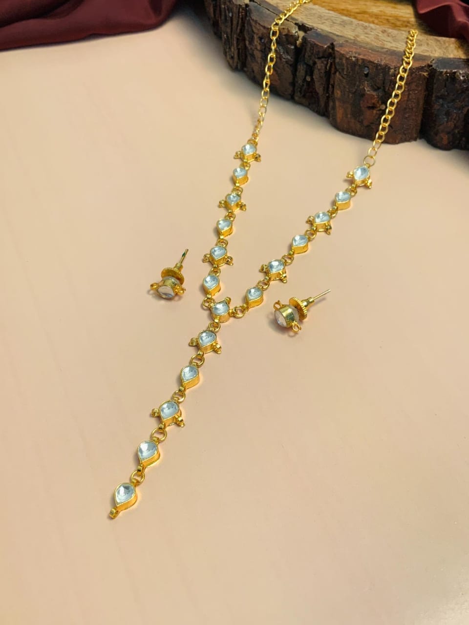 Light Weight Kundan Necklace With Earrings - Image 4
