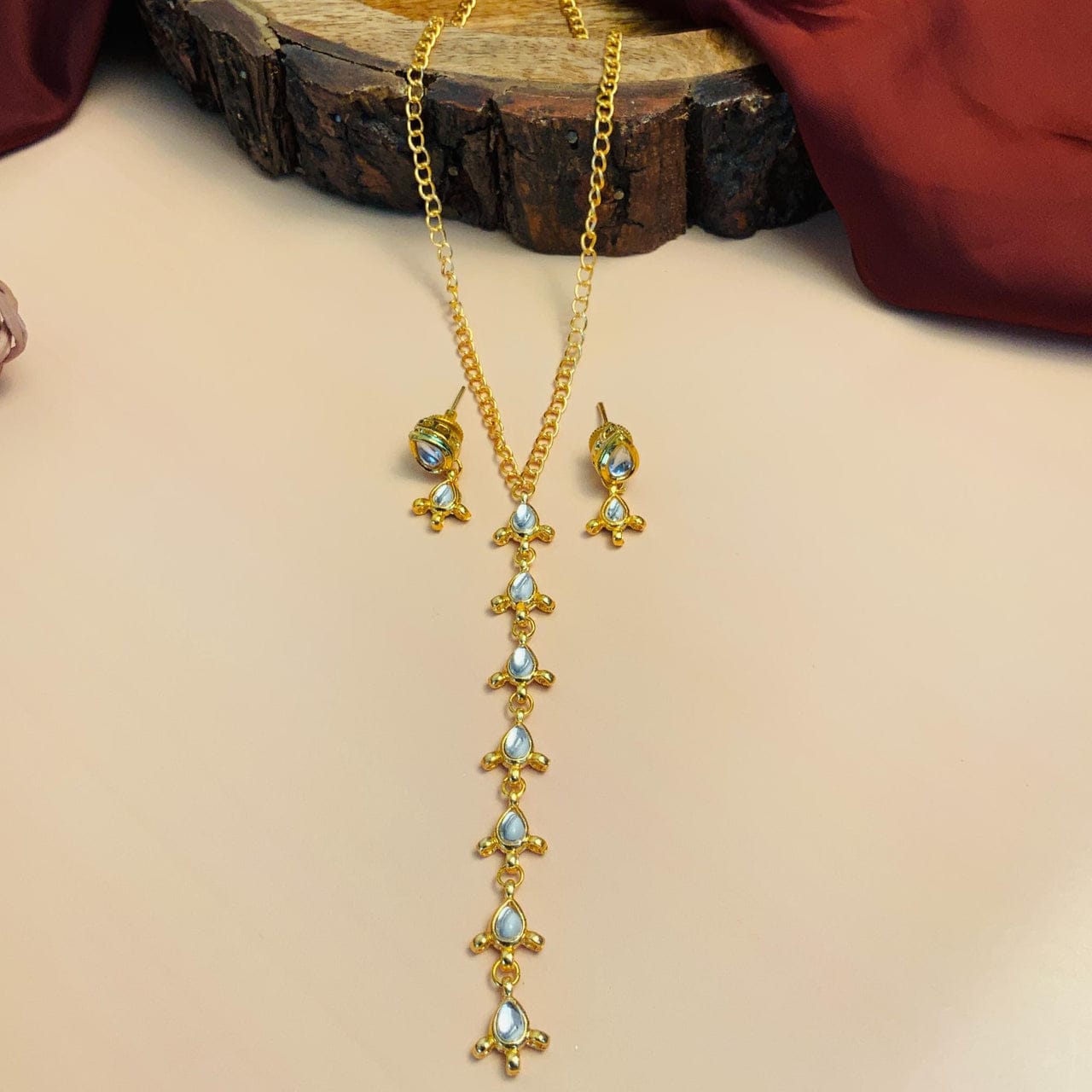 Light Weight Kundan Necklace With Earrings - Image 4