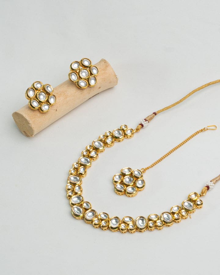 Uncut Kundan Necklace With Flower Earrings & Maangtika - Image 2