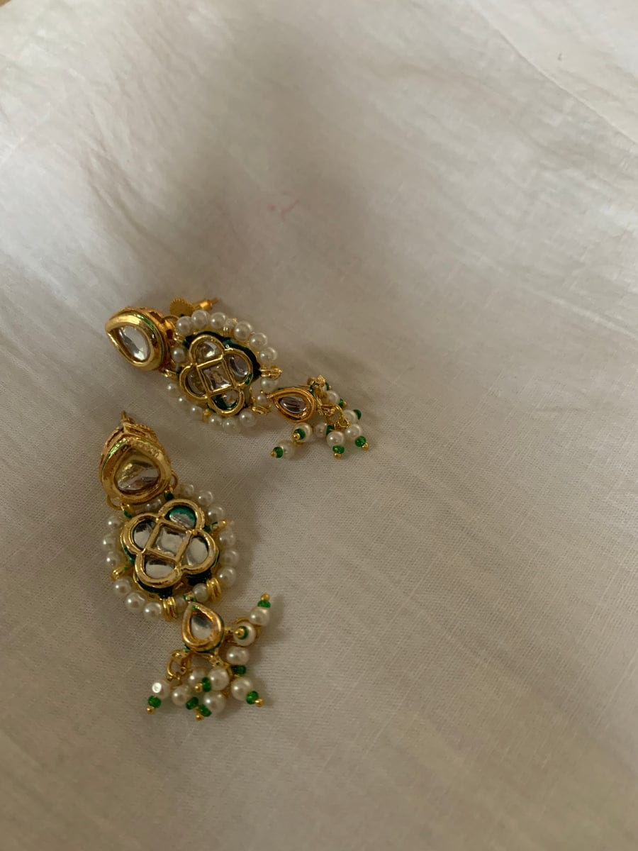 Green Stone And Kundan Jewellery Necklace Set In Mix Metal - Image 3