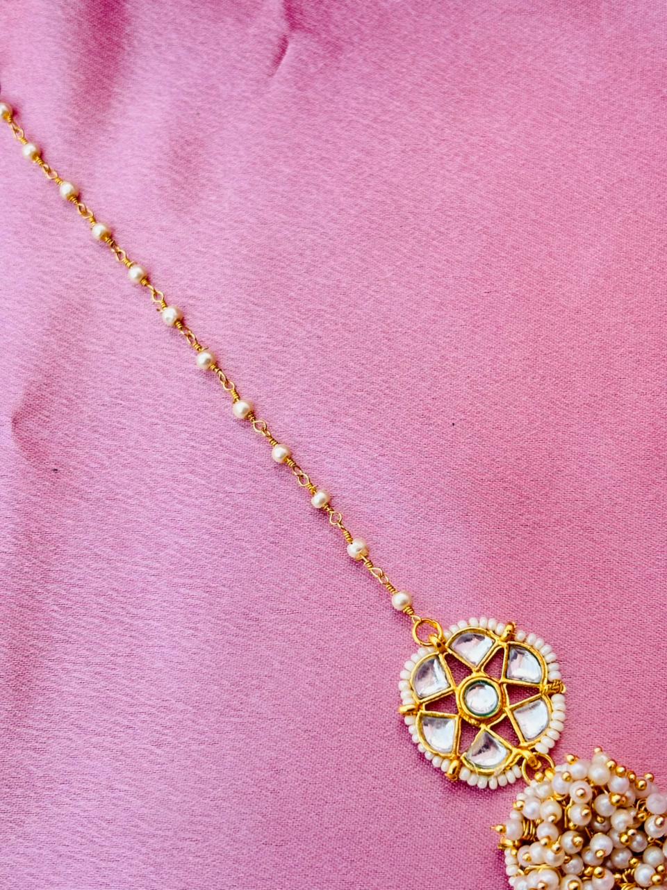 Kundan Cowrie Shell Maang Tikka - Image 3