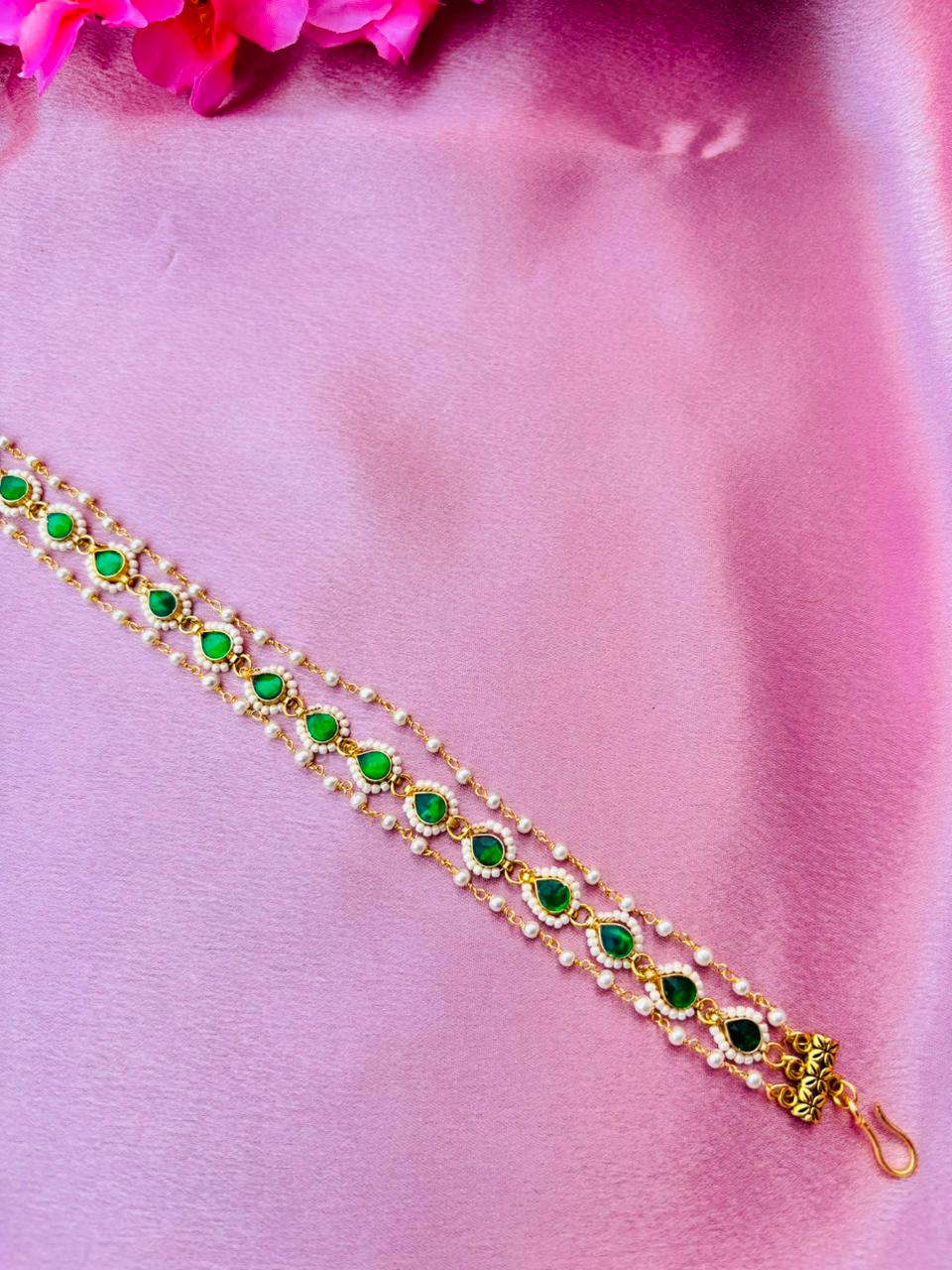 Minimalist Green Kundan Mathapatti - Image 5