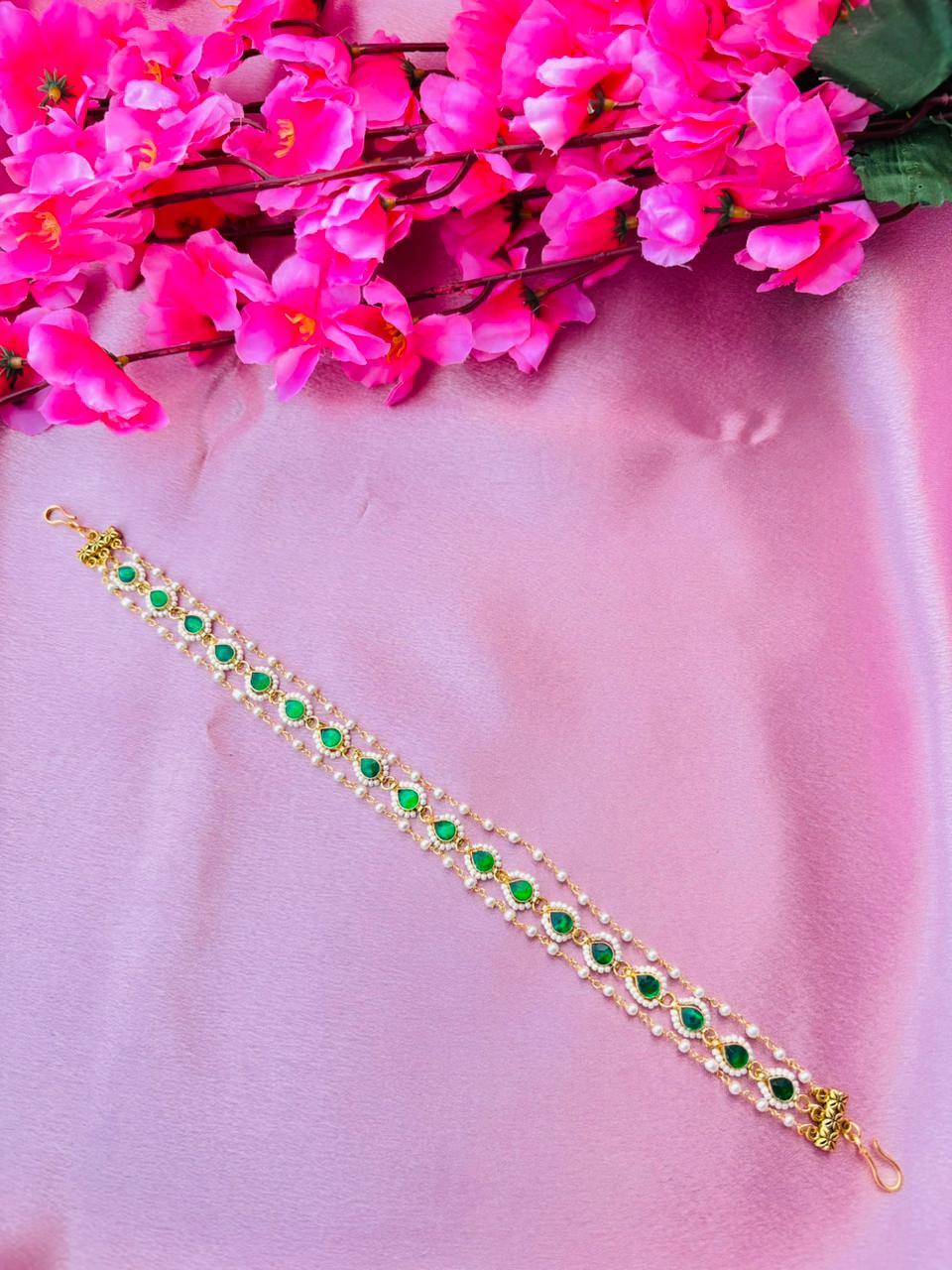 Minimalist Green Kundan Mathapatti