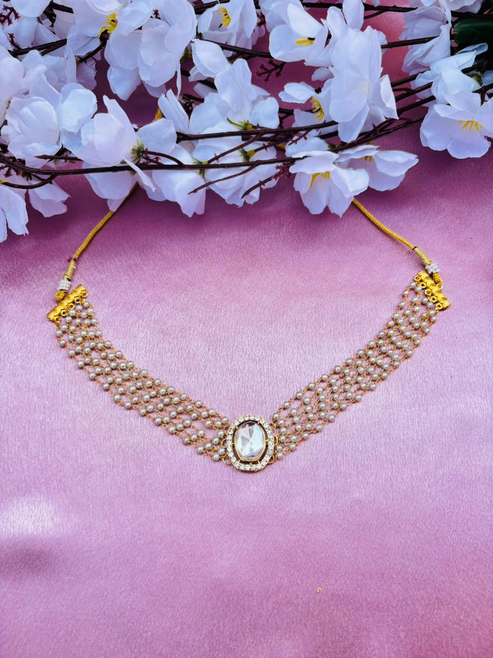 Minimalist Kundan and Pearl Choker Necklace