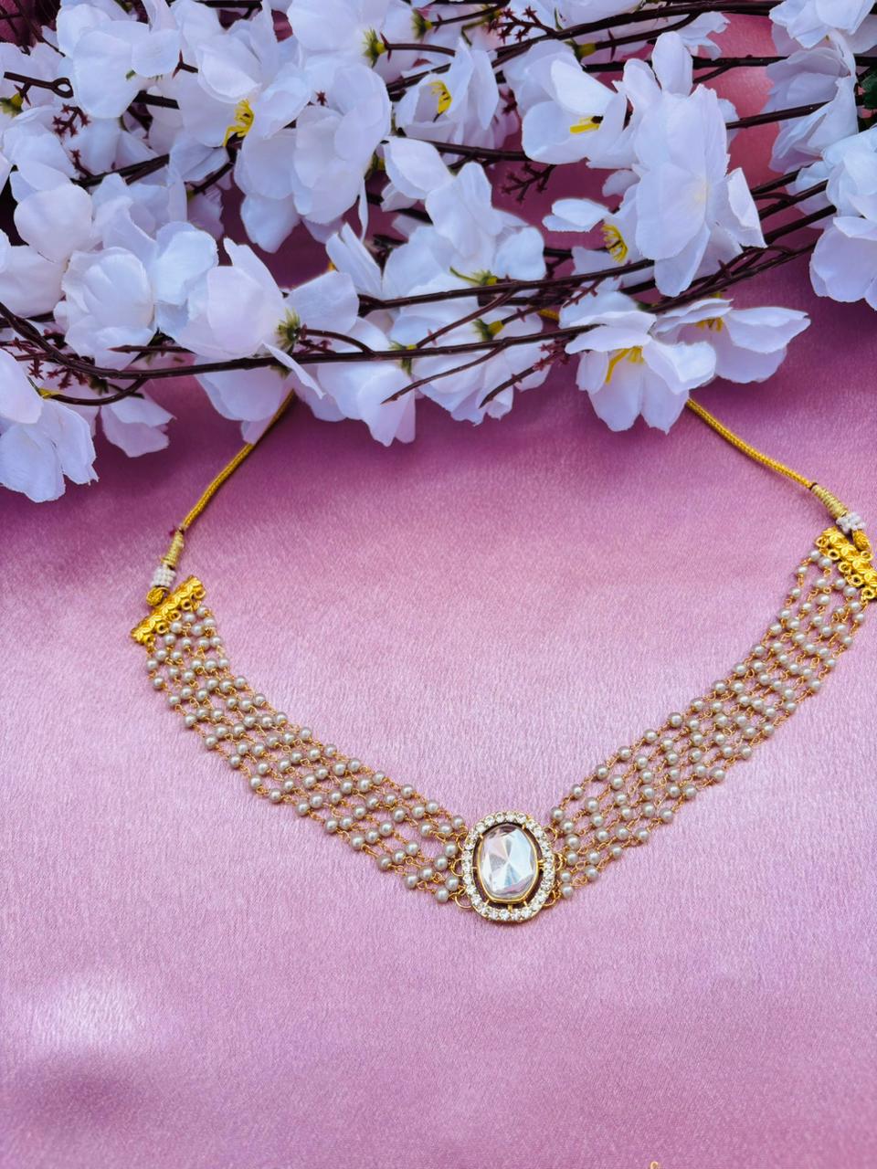 Minimalist Kundan and Pearl Choker Necklace - Image 2