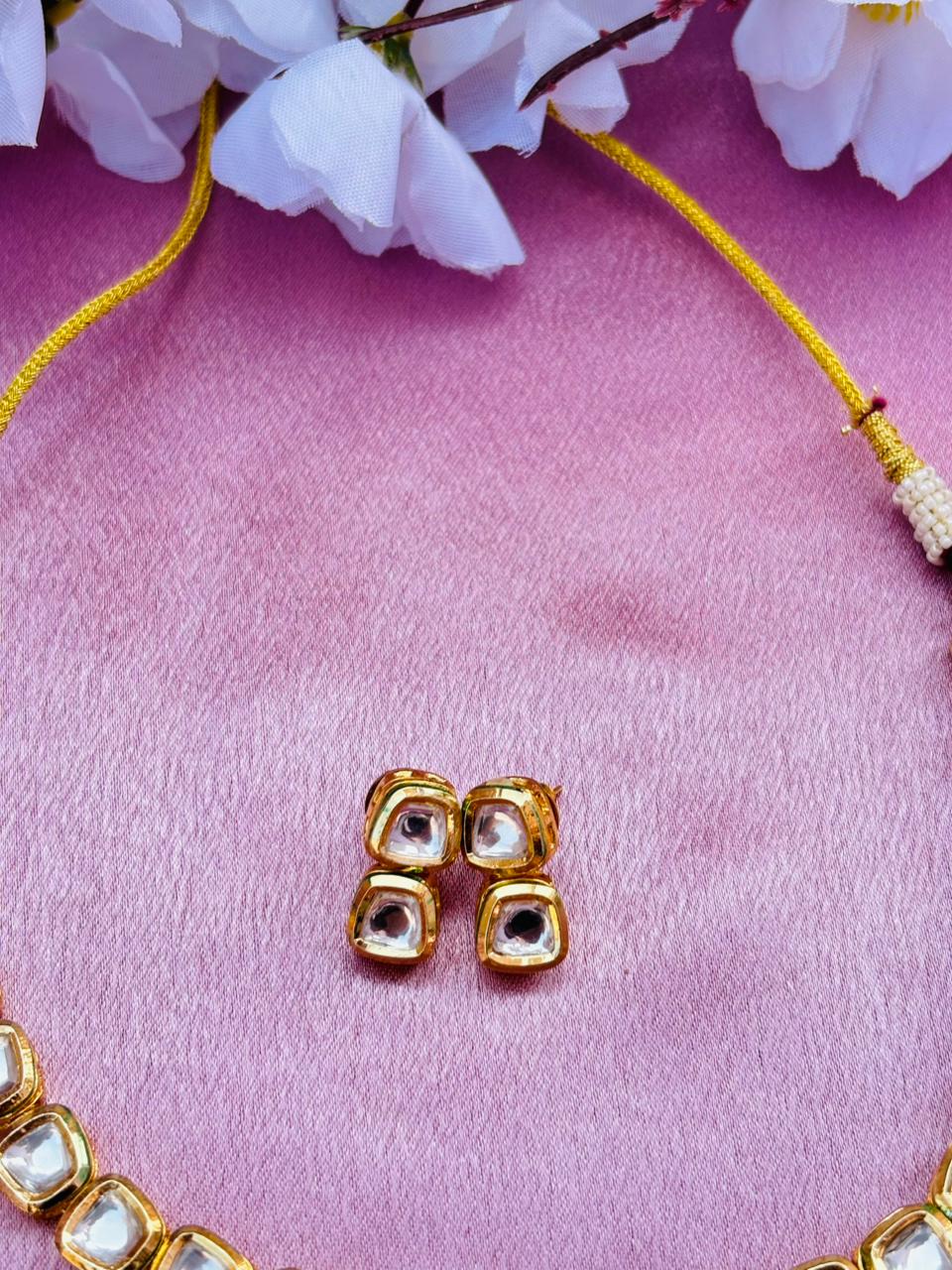 Minimalist Kundan And Choker Necklace - Image 5