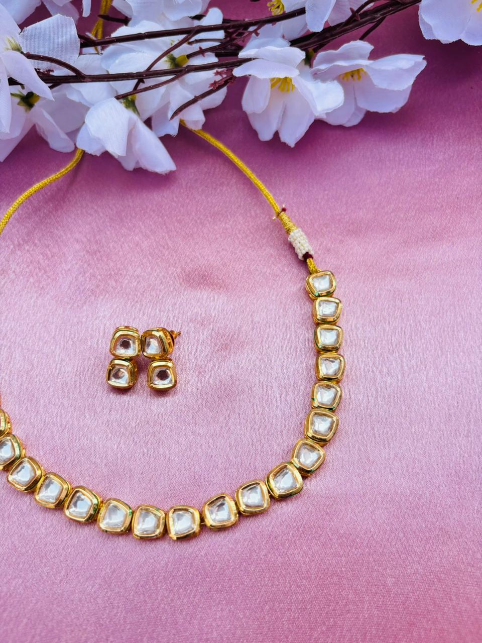 Minimalist Kundan And Choker Necklace - Image 4