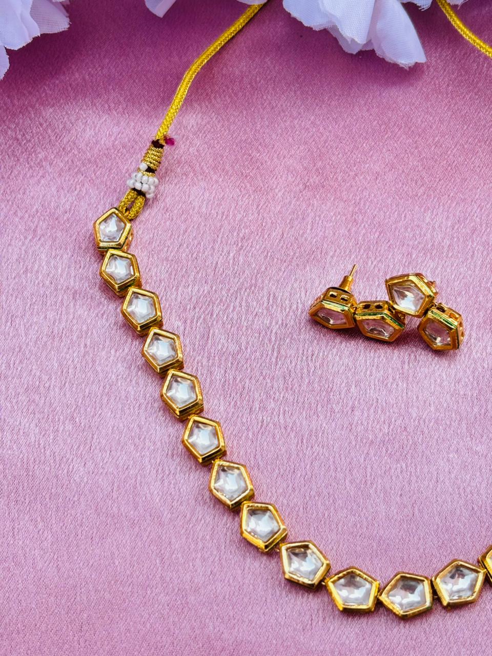 Minimalist Kundan And Choker Necklace - Image 3