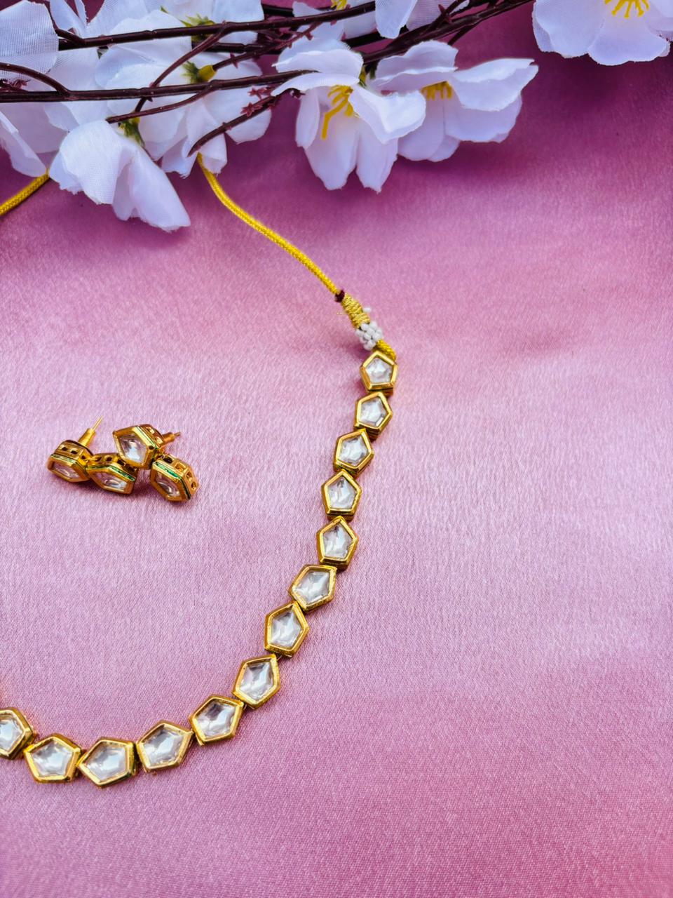 Minimalist Kundan And Choker Necklace - Image 2