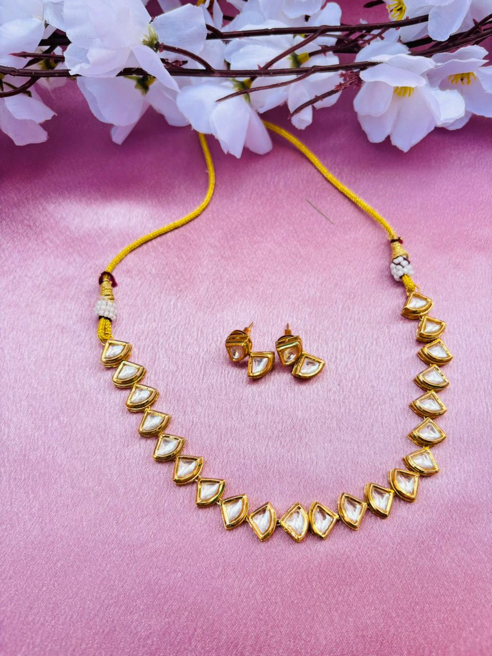 Minimalist Kundan And Choker Necklace - Image 2