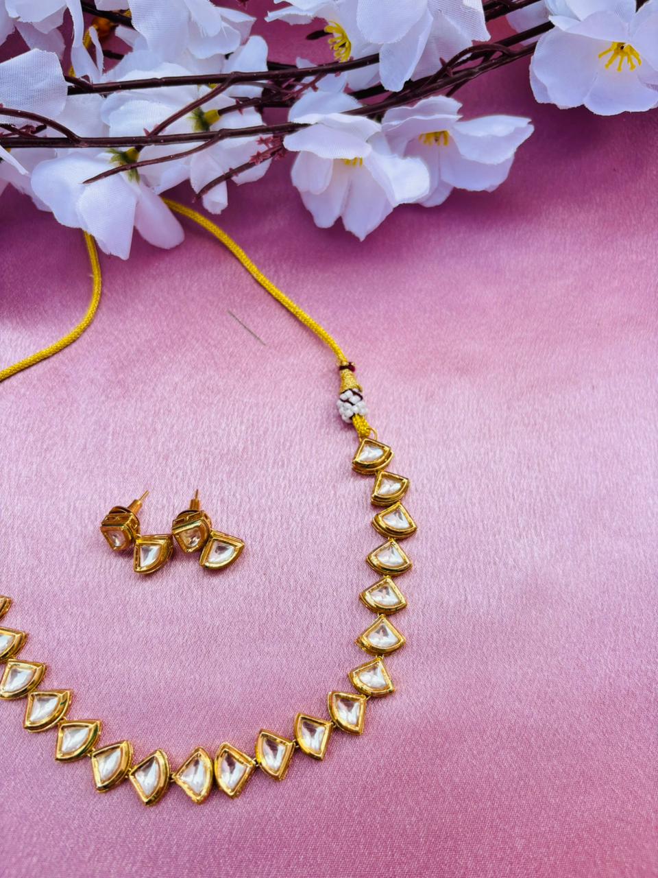 Minimalist Kundan And Choker Necklace - Image 3