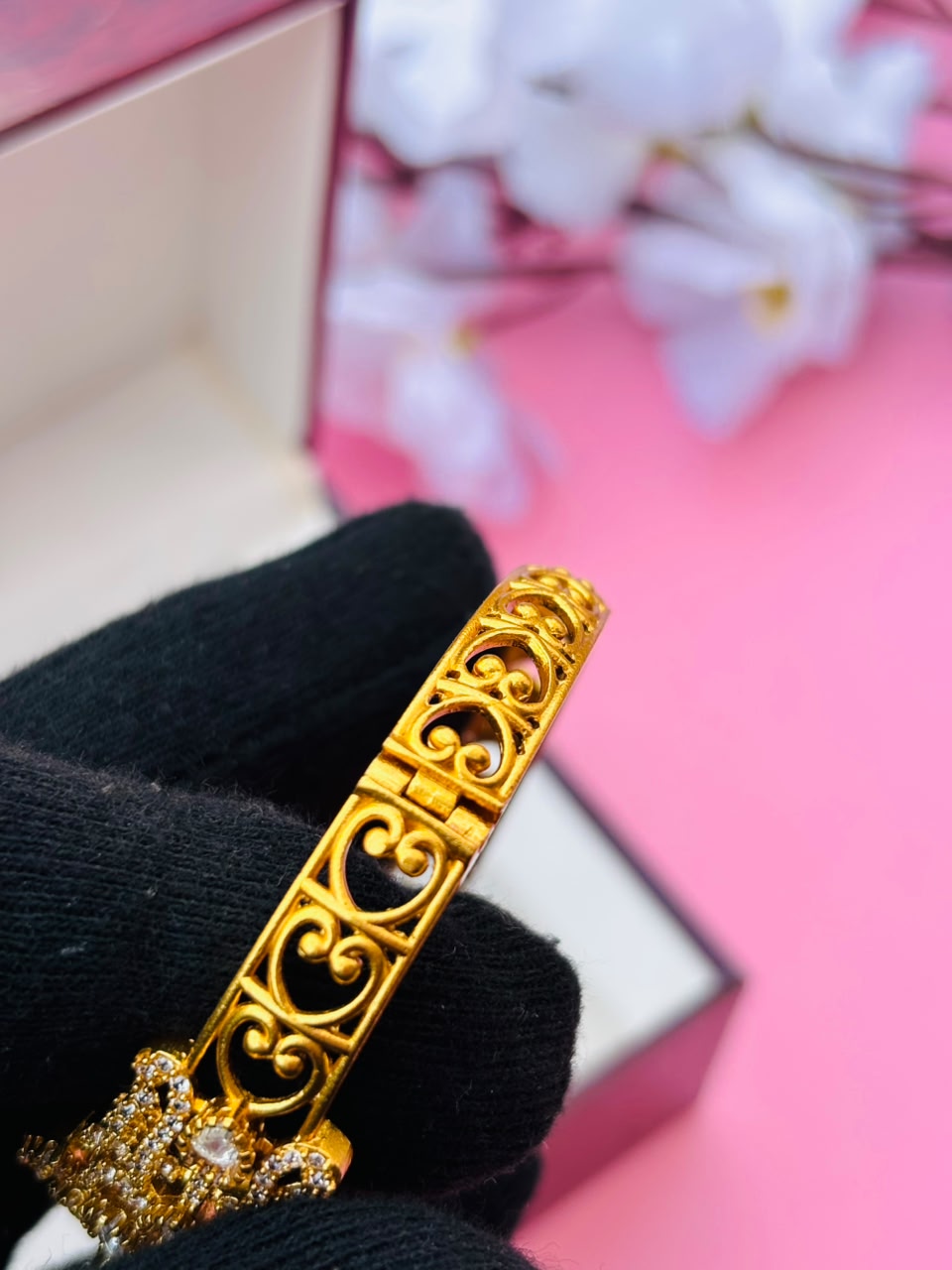 Elegant Kundan And Stone-Embellished Hinged Openable Bracelet (Pack Of 1) - Image 5