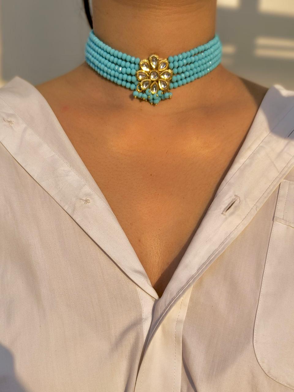 Turquoise beaded choker with kundan flower pendant - Image 3