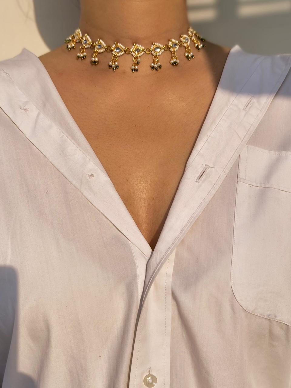 Kundan choker with pearl aur green drops - Image 3