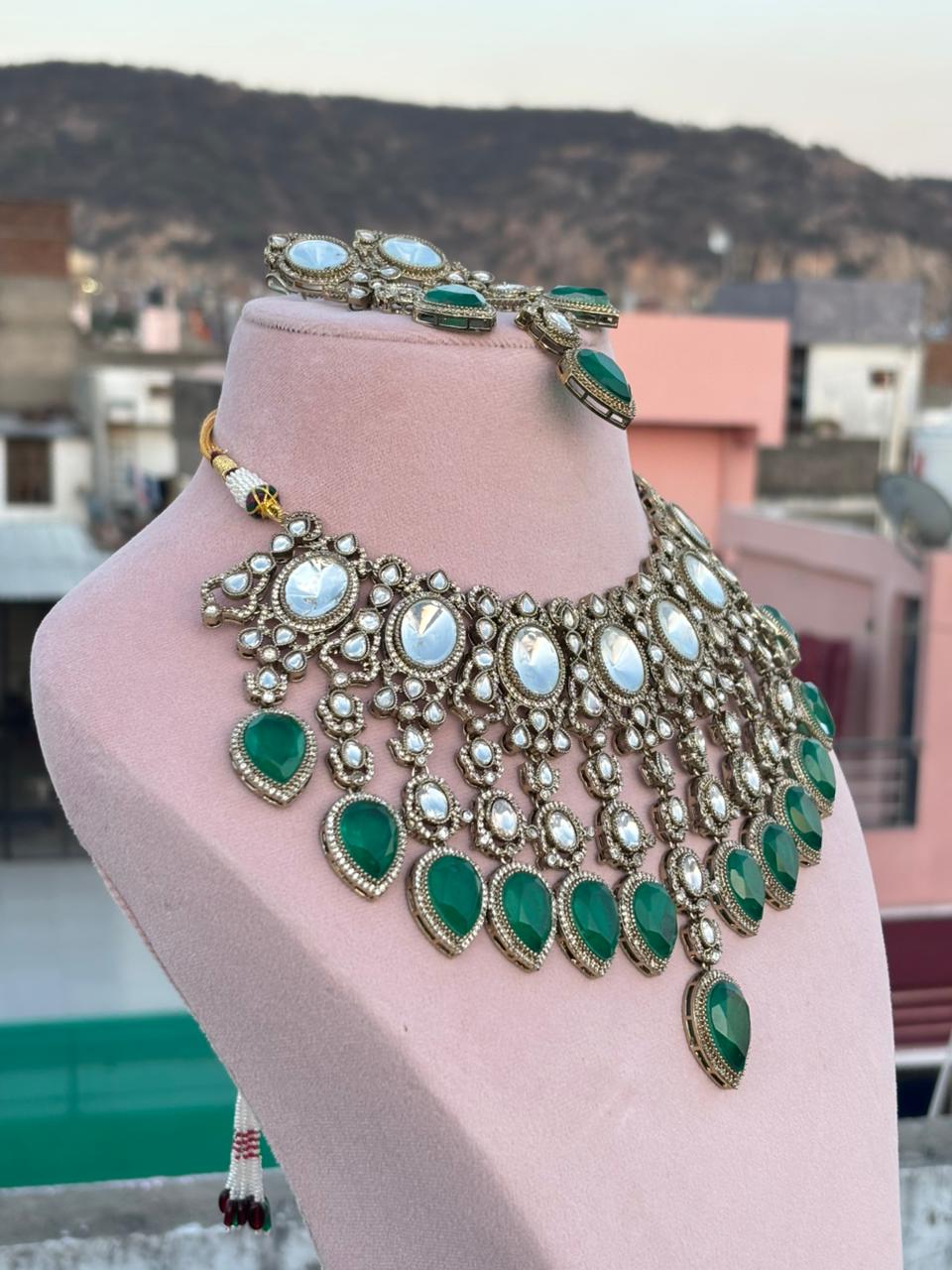 Emerald Kundan Bridal Necklace Set - Image 4