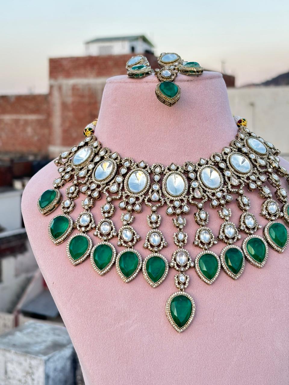 Emerald Kundan Bridal Necklace Set - Image 2