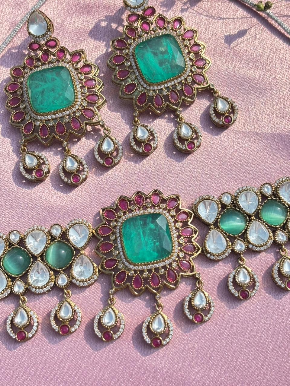 Emerald Kundan Choker Necklace Set - Image 2