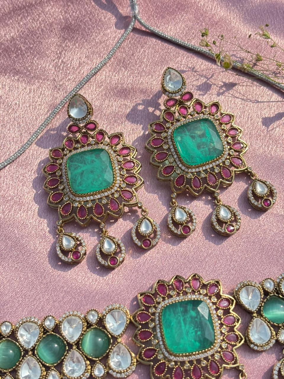 Emerald Kundan Choker Necklace Set - Image 3