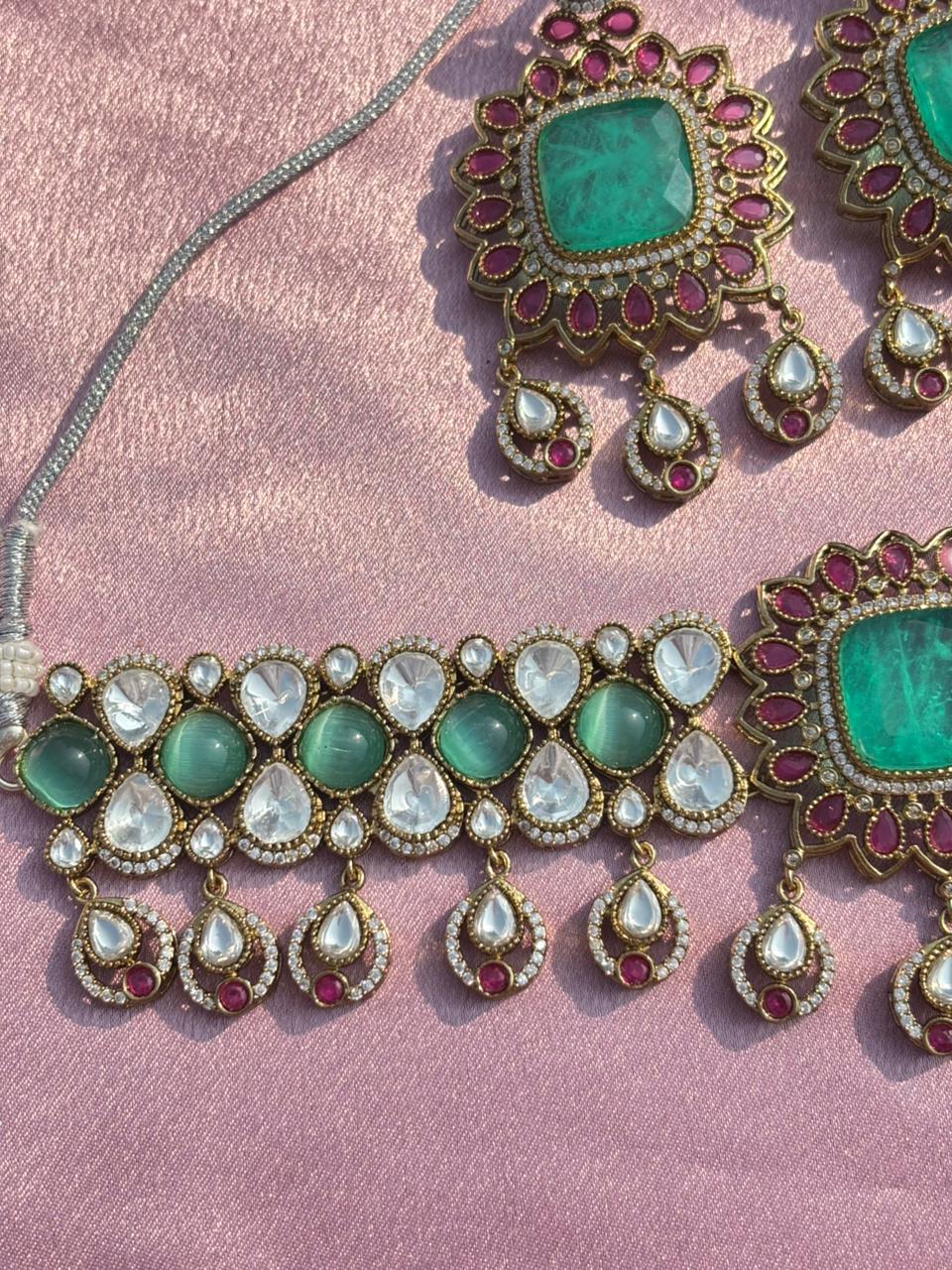Emerald Kundan Choker Necklace Set - Image 4